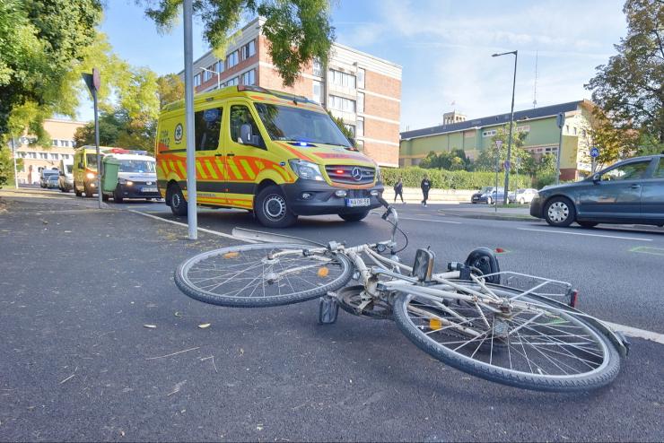Nem adott elsőbbséget a kerékpáros - egy Suzuki ütötte el az asszonyt Szombathelyen